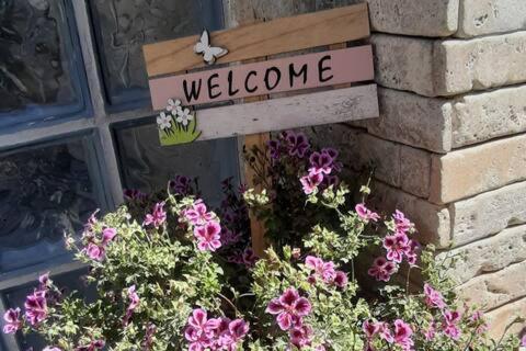 Green Rock Villa - Gardens, Playground And Close To Beach!