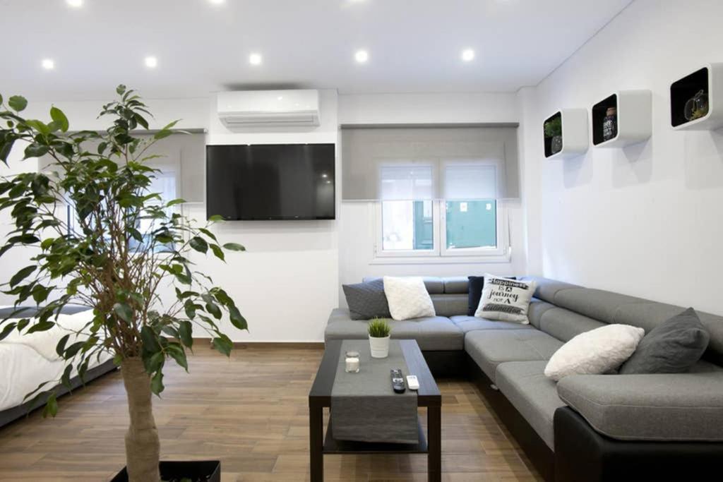 (A) Koukaki, a Modern, Newly Refurbished Studio