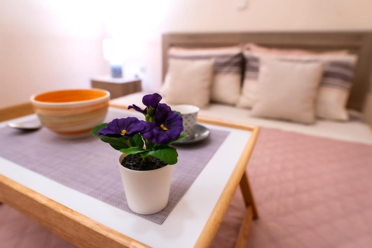 Myrtle, City Center Renovated Apartment