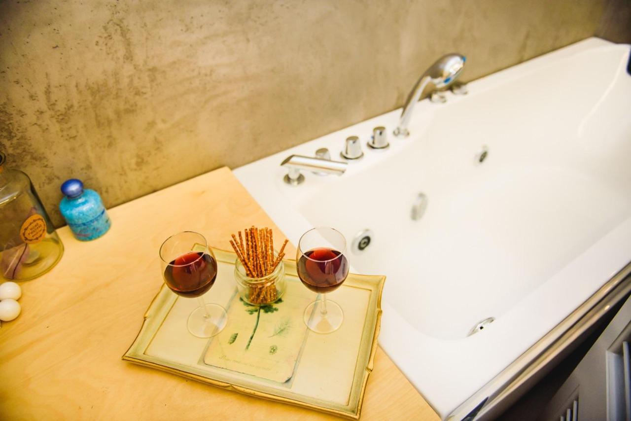 Perfectly Located Jacuzzi Apt