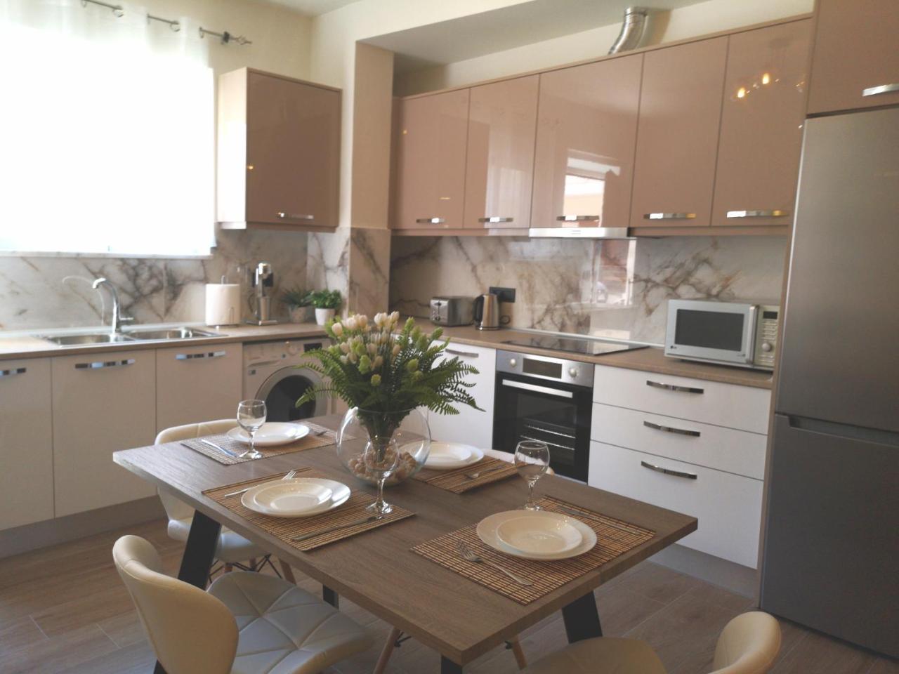 Sunny Holidays Apartment