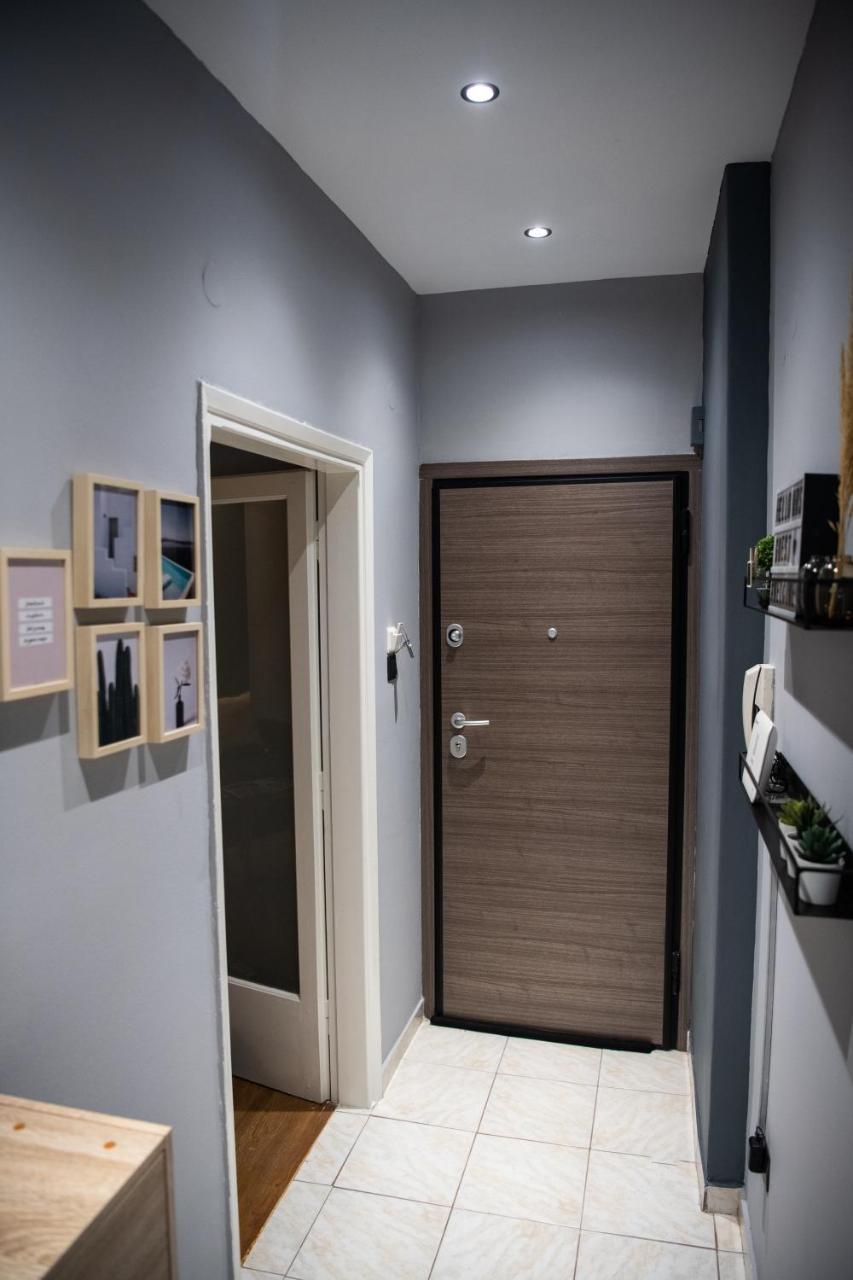Grey & Cozy Luxury Apartment 2