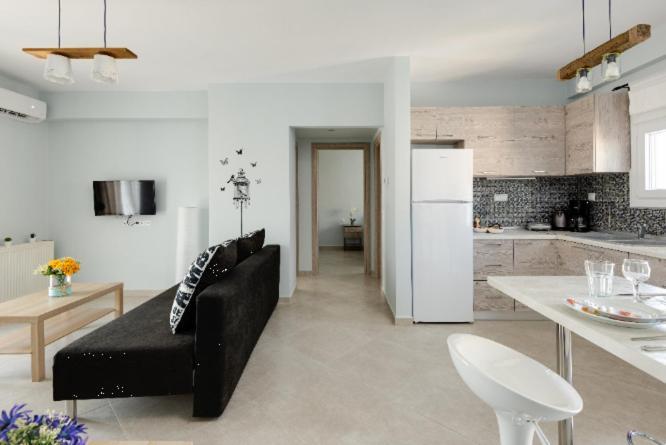 Bright Spacious Two-Bedroom Apartment 2