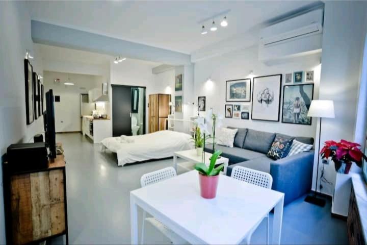 The Old Tailor Factory White Room