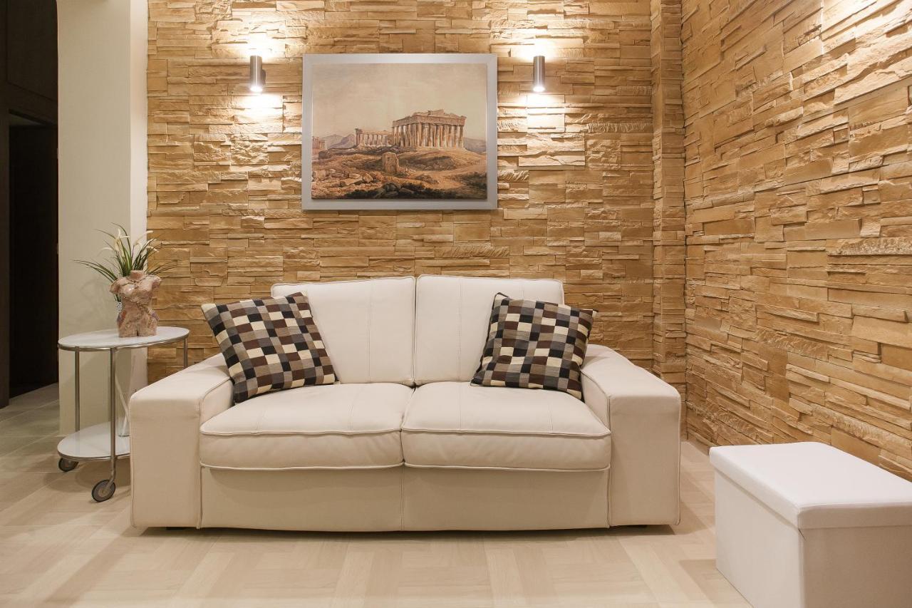 Pretty Rooms in Gold And Blue Apartment in Safe Central Area