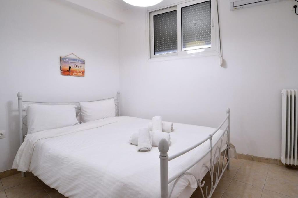 Minimal Apartment at the Foot of the Odeon of ...