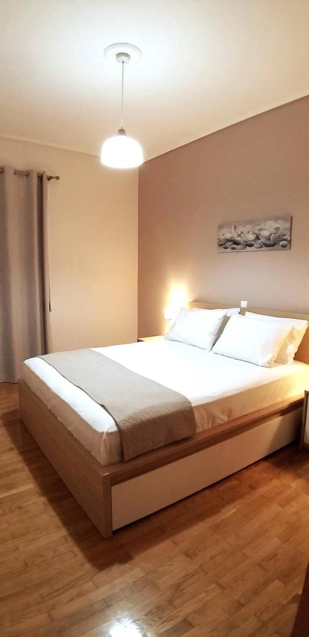 Modern Home, 6' From the Metro