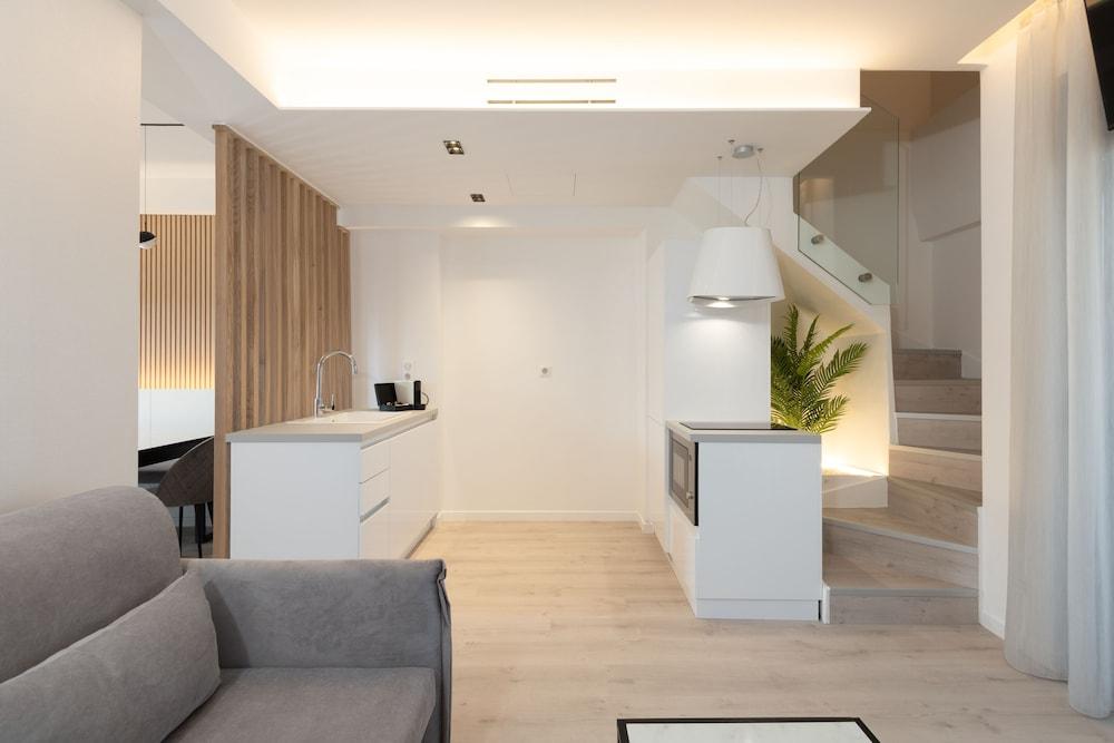 Lux&Easy Athens Metro Suites