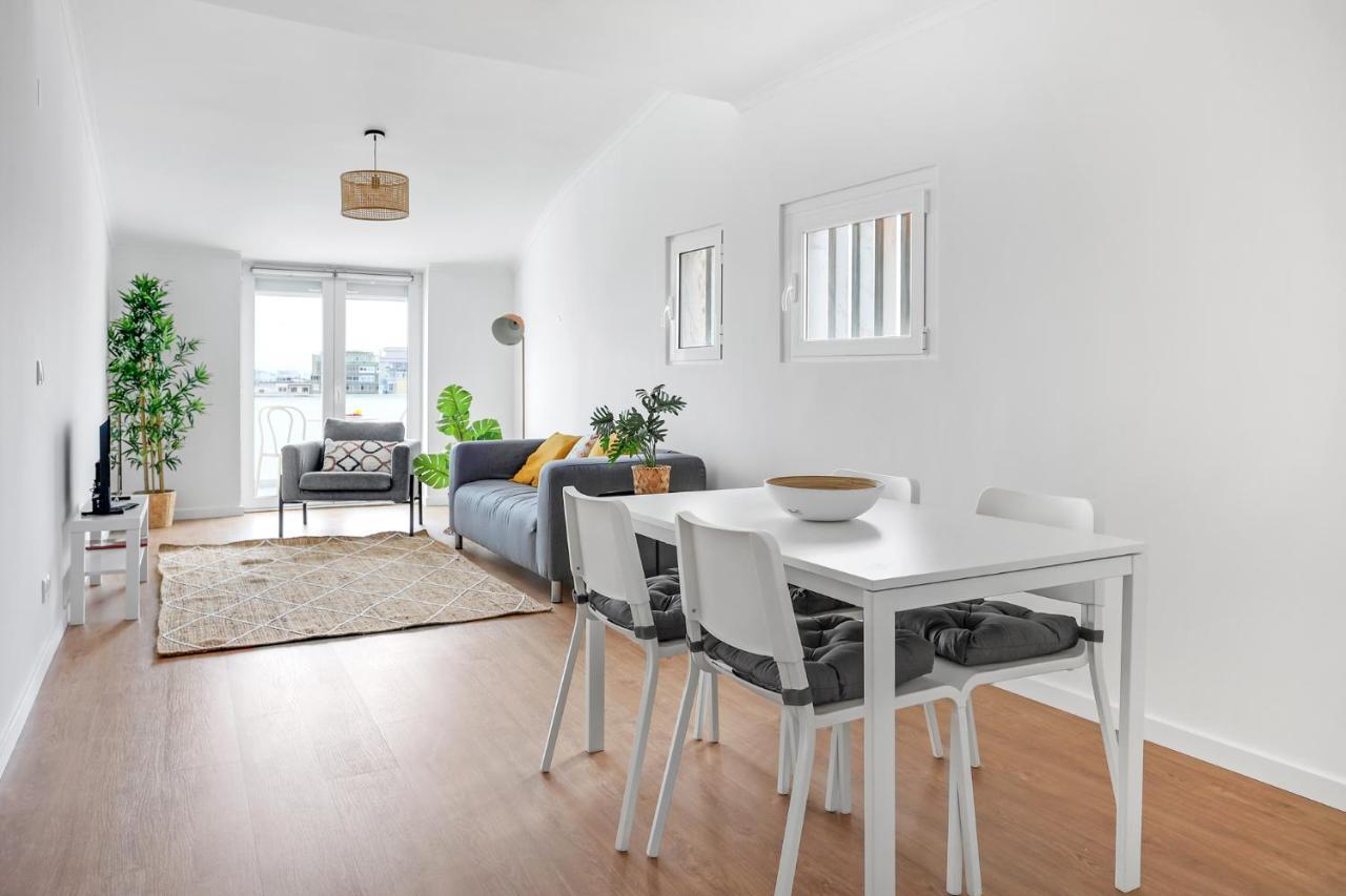 One Bedroom Apt in Almada with River View! 1