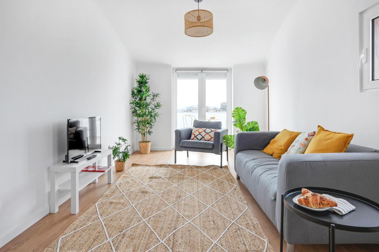 One Bedroom Apt in Almada with River View! 2