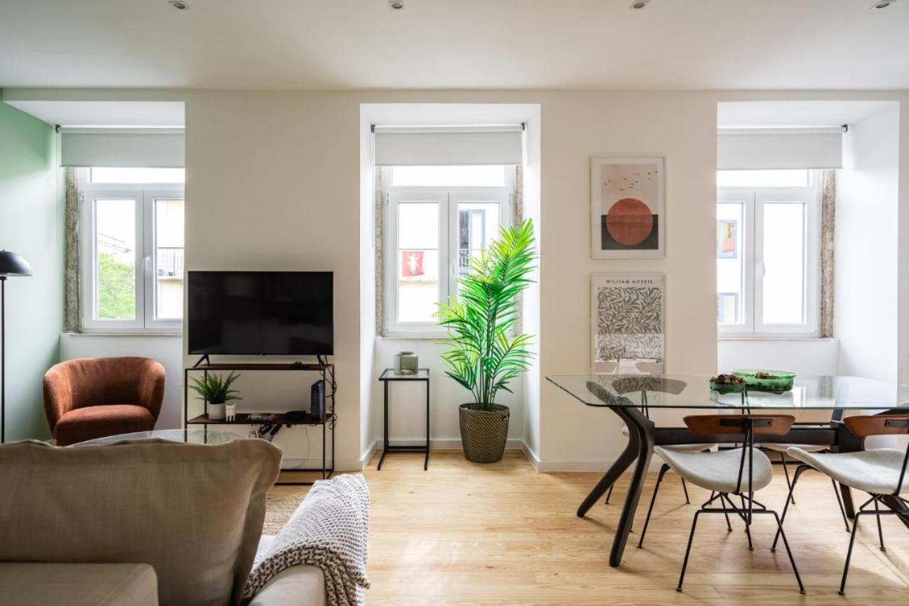 Whome Chic 2-Bed Near Santos & Alcantara Perfect for Families & Couples