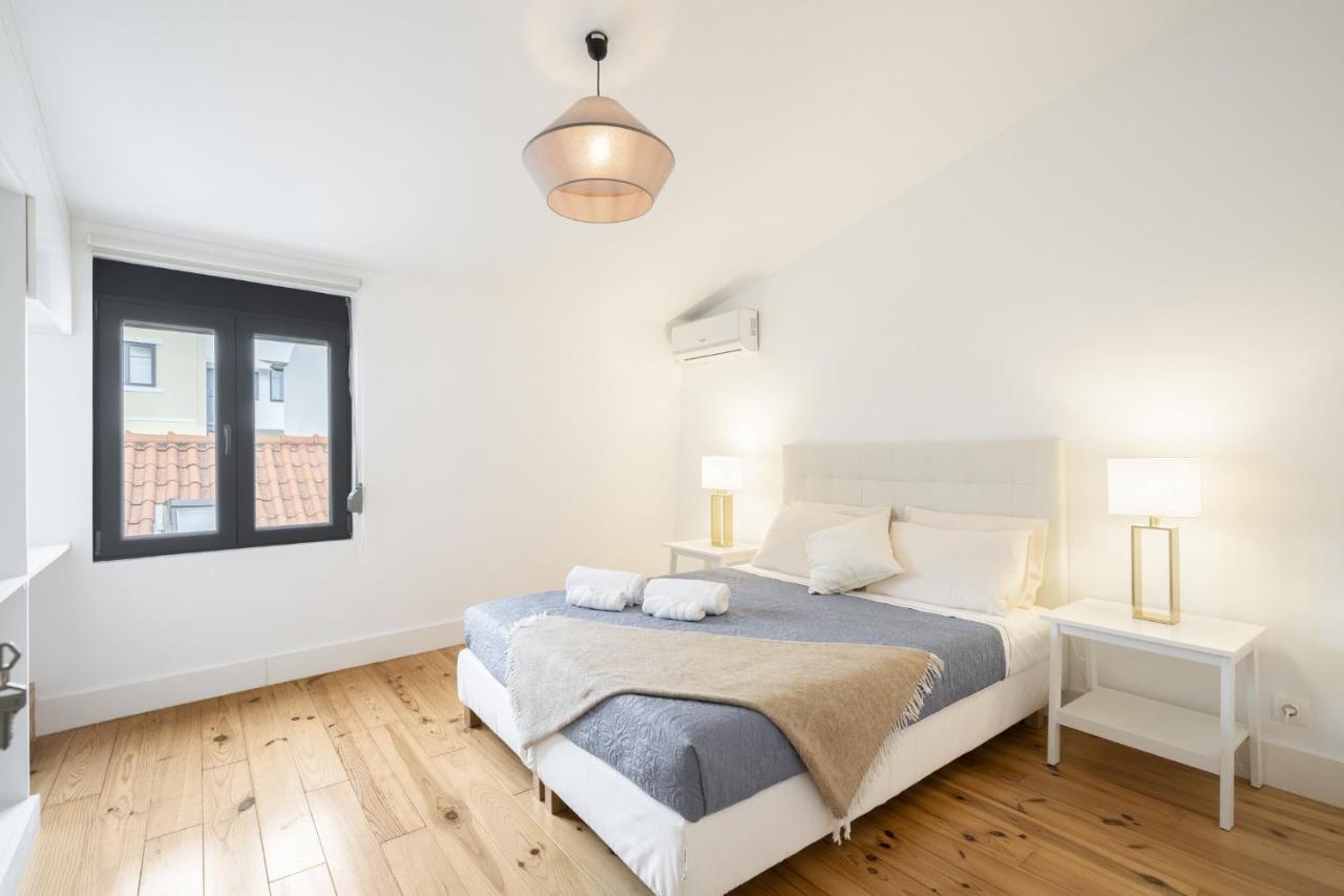 Warm And Cozy Parquet Flooring Apartment in Almada 1