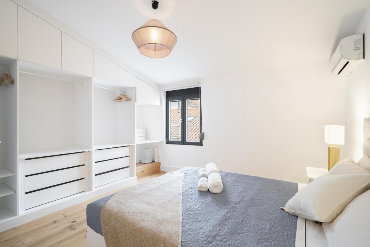 Warm And Cozy Parquet Flooring Apartment in Almada 2
