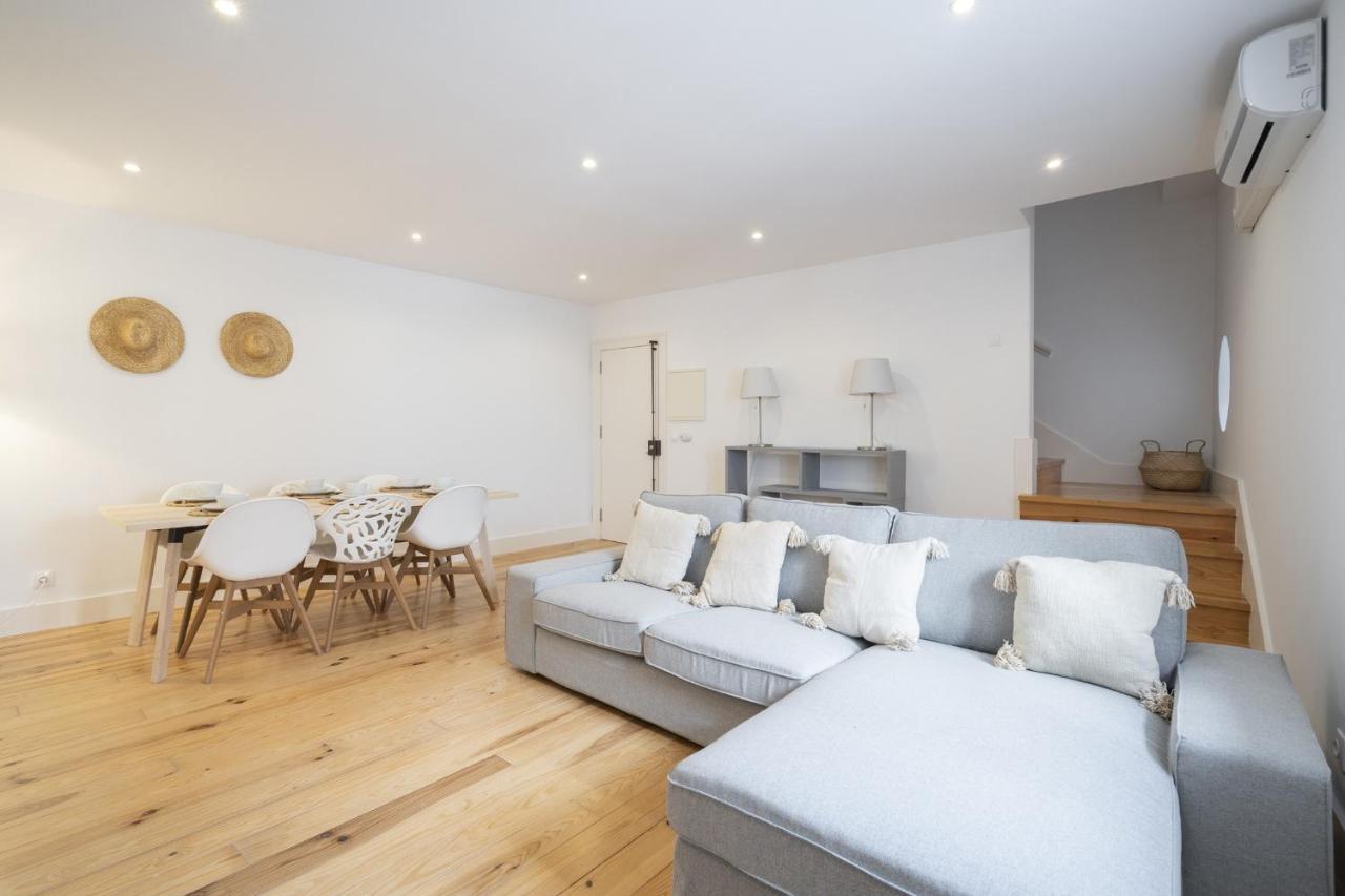 Warm And Cozy Parquet Flooring Apartment in Almada