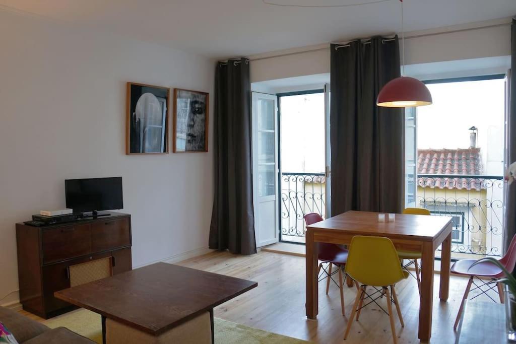 Two Bedroom Apt in Historic Location! Close To the River 1