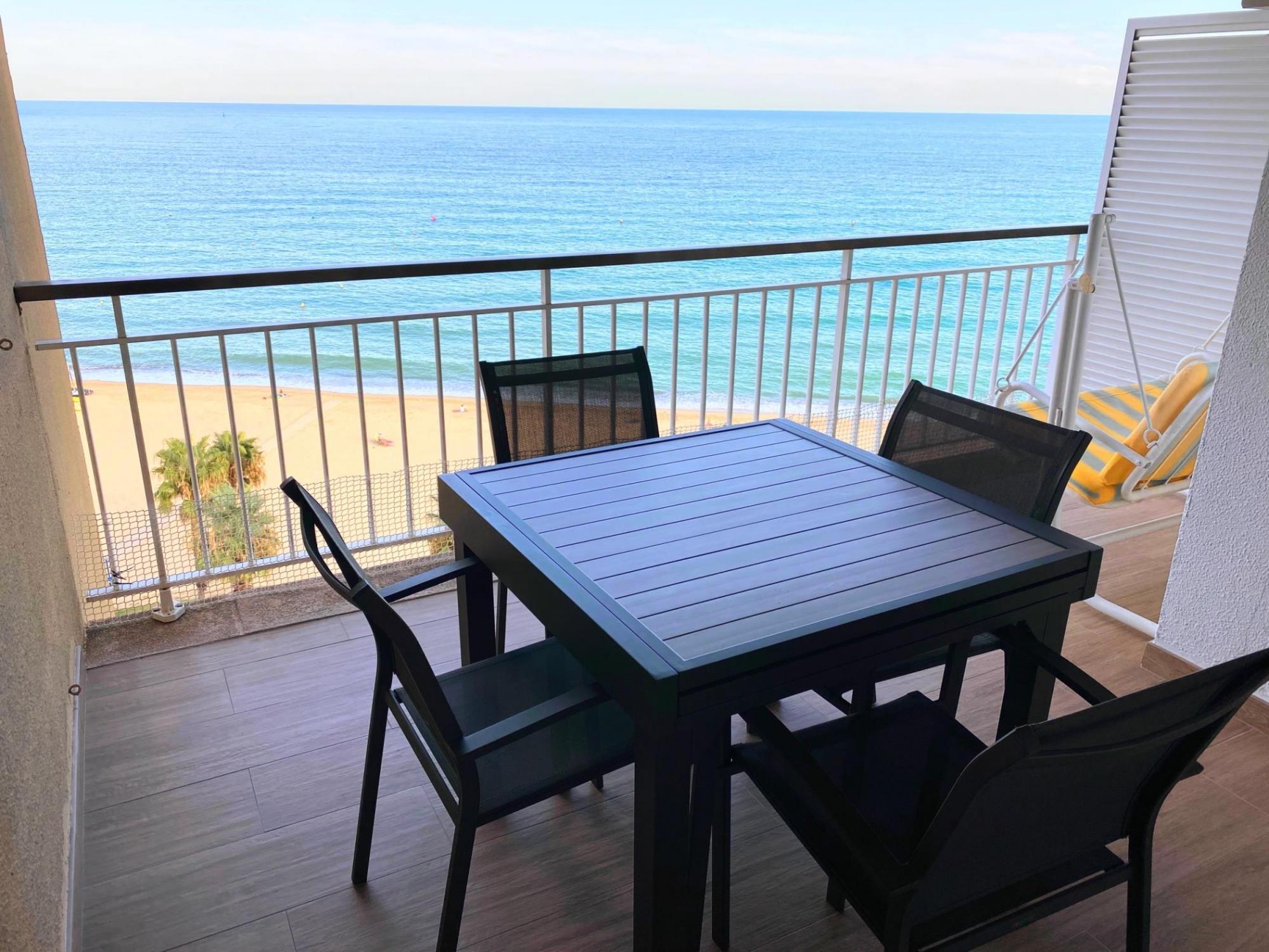 Cozy Flat Over the Beach!