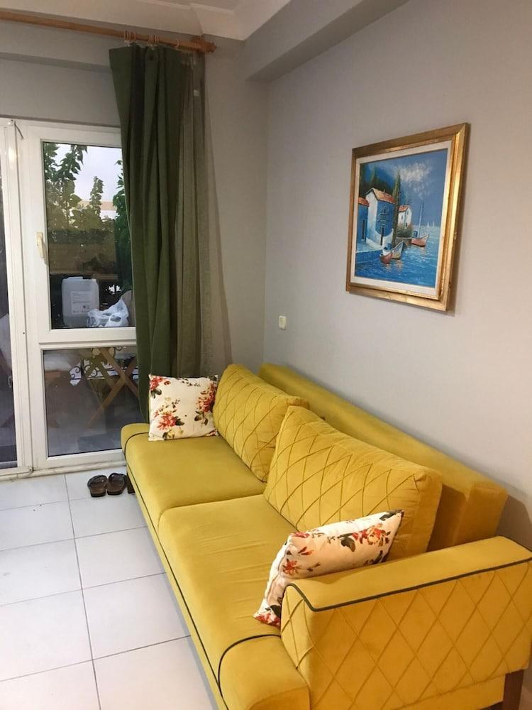 Lovely Flat Near Sea with Shared Pool in Milas