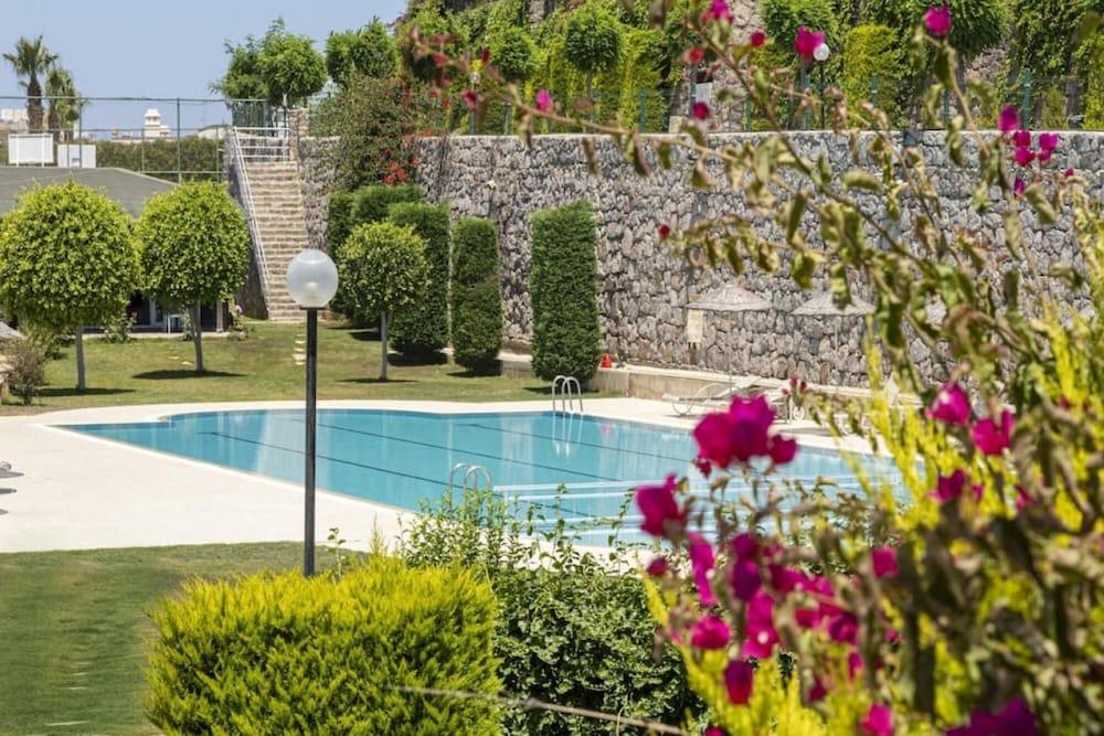 Cozy Flat with Sea View And Shared Pool in Bodrum