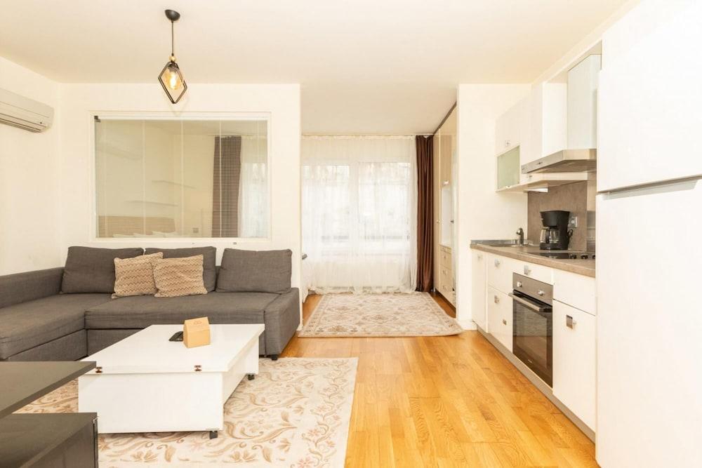 Central Studio Flat with Shared Pool in Sisli