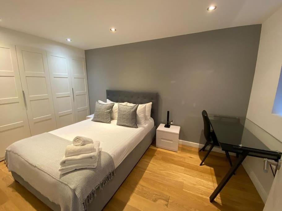 A Beautiful And Cozy Home in the Heart of London 2
