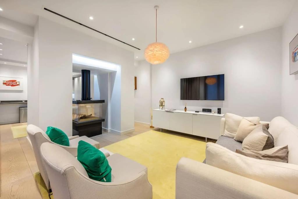 Stunning Mayfair 3 Bed Flat with Terrace And Fireplace 2