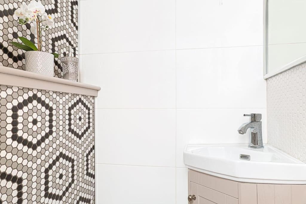 Newly Refurbished 2-Bedroom Flat in Notting Hill 1