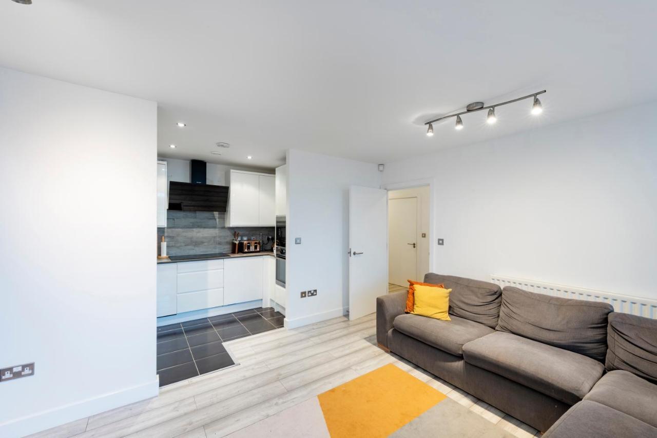 Modern Central 2bed 2bath Stratford Apt 1