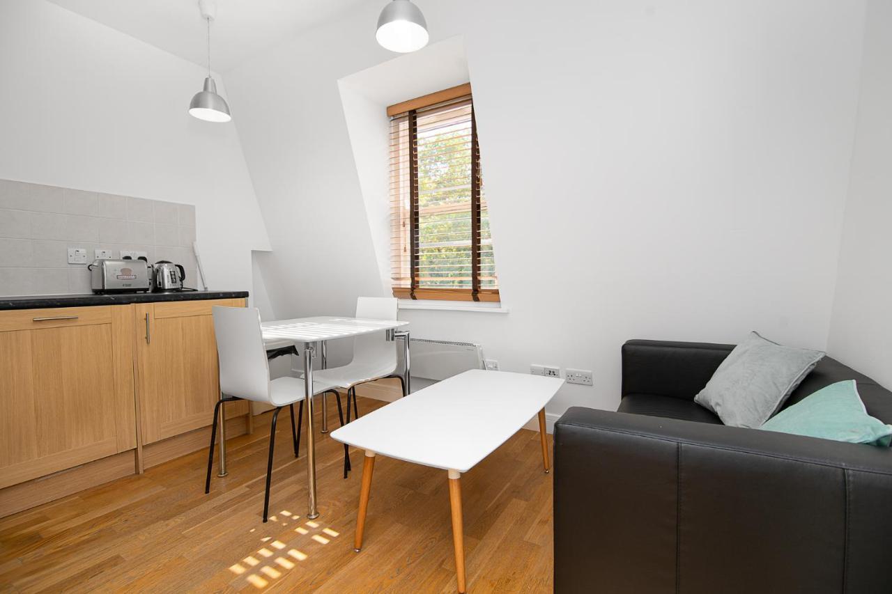 Modern 1 Bed Flat in Holborn, London for Up To 2 People - with Free Wifi