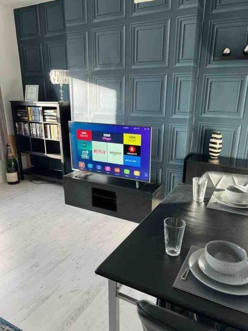 Spacious One Bedroom Private Flat in Brixton +Wifi 1