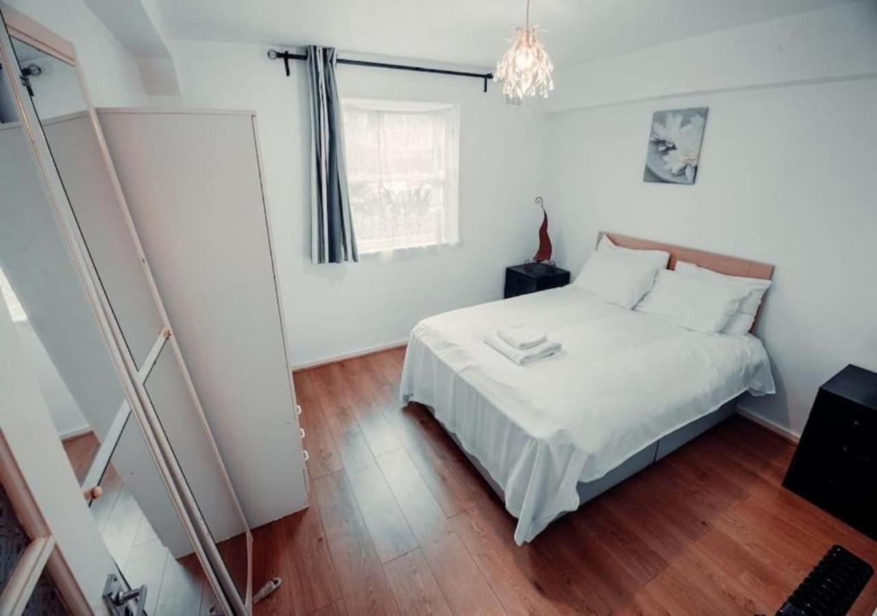 Modernised West London Apt for 4 Nr Portobello 2