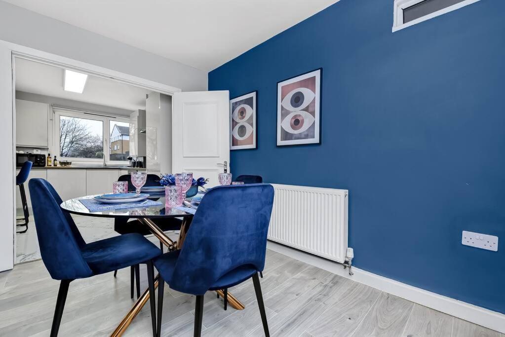 Lovely 4 Bedroom with Outdoor Space! 1