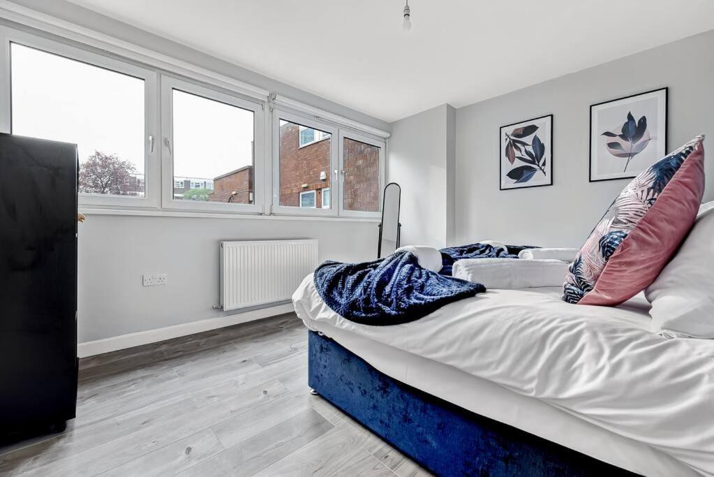 Lovely 4 Bedroom with Outdoor Space! 2