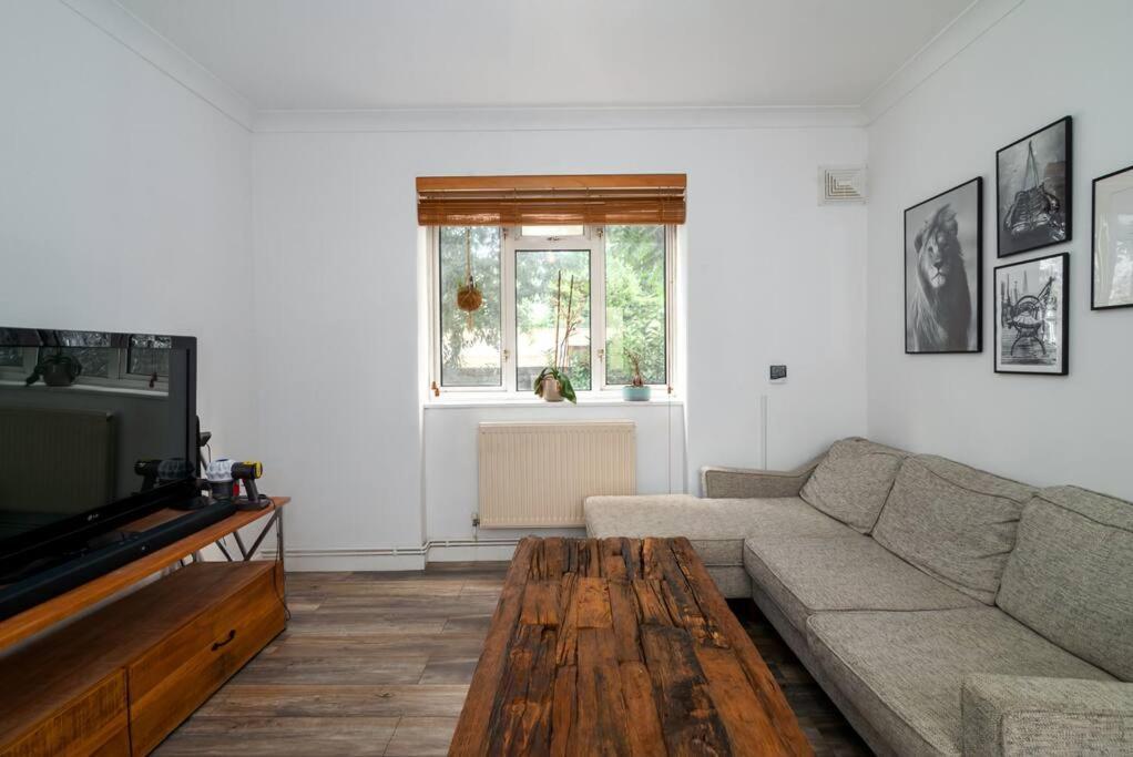 Stylish And Well Equipped Flat in Stockwell