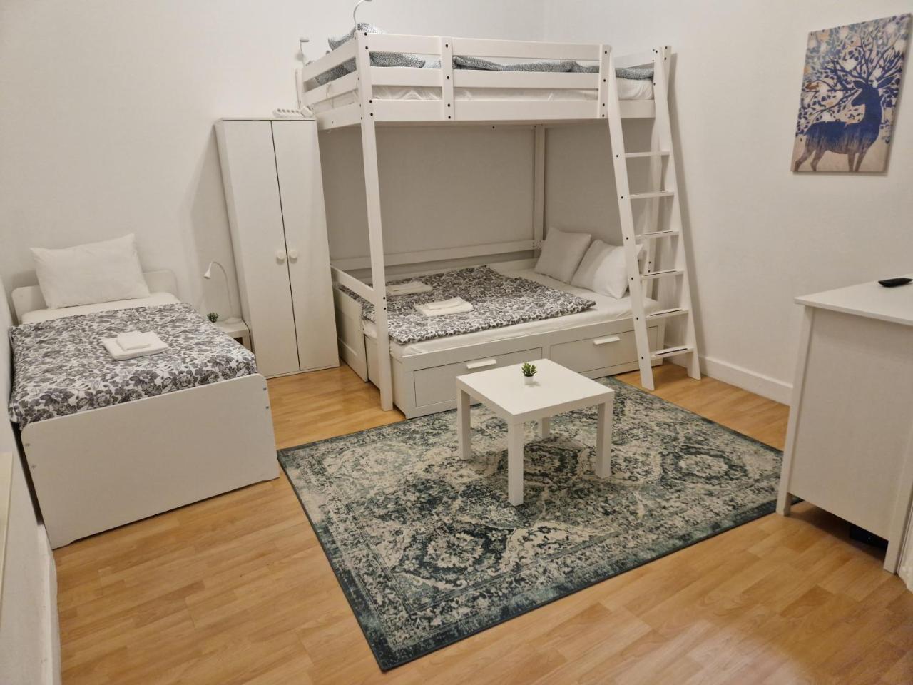 Cosy Apartment, Good Location, Cheap Parking in 50m