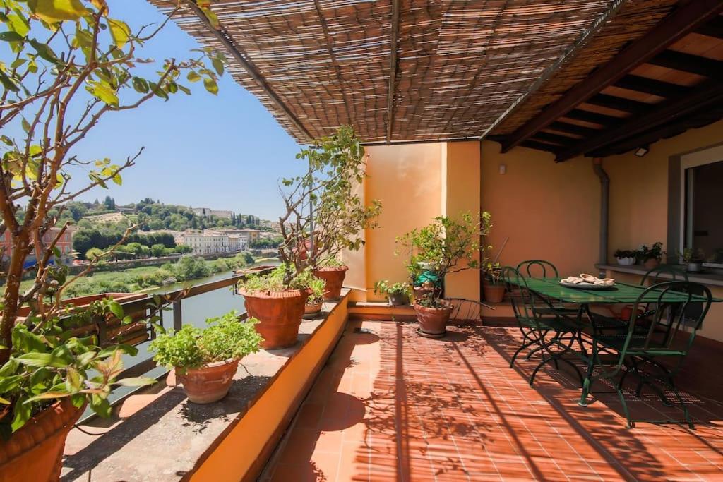 Apartments Florence- Biblioteca Apartment with View 1