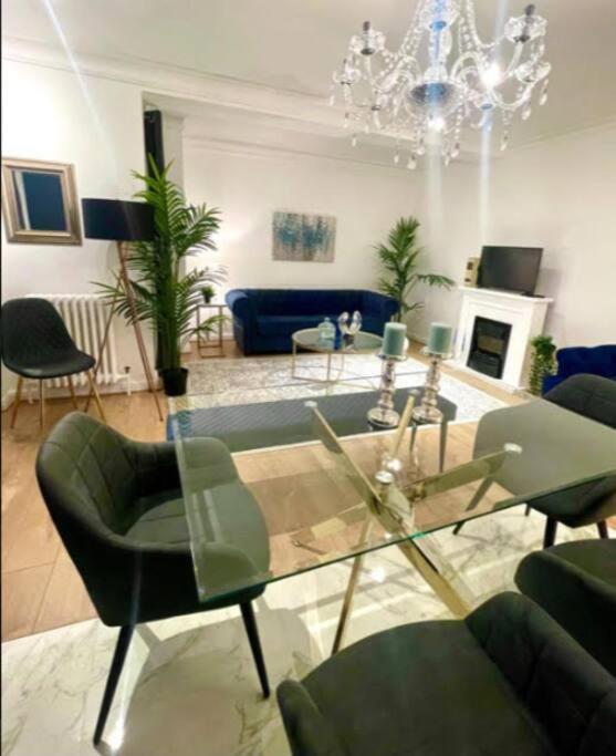 Luxury 3 Bedroom 3 And a Half Bathroom Flat in Swiss Cottage 1