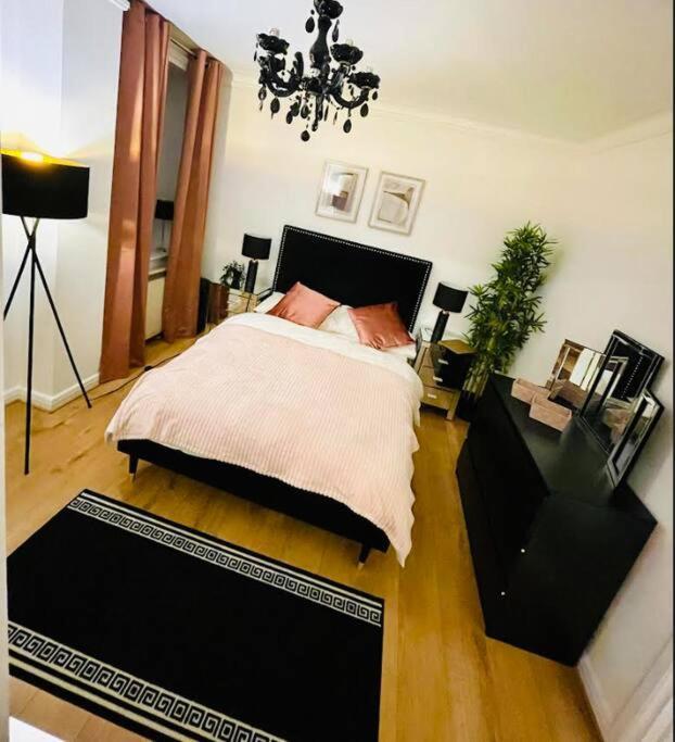 Luxury 3 Bedroom 3 And a Half Bathroom Flat in Swiss Cottage 2
