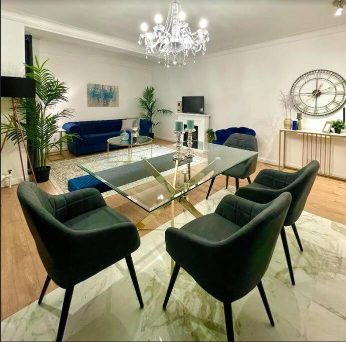 Luxury 3 Bedroom 3 And a Half Bathroom Flat in Swiss Cottage