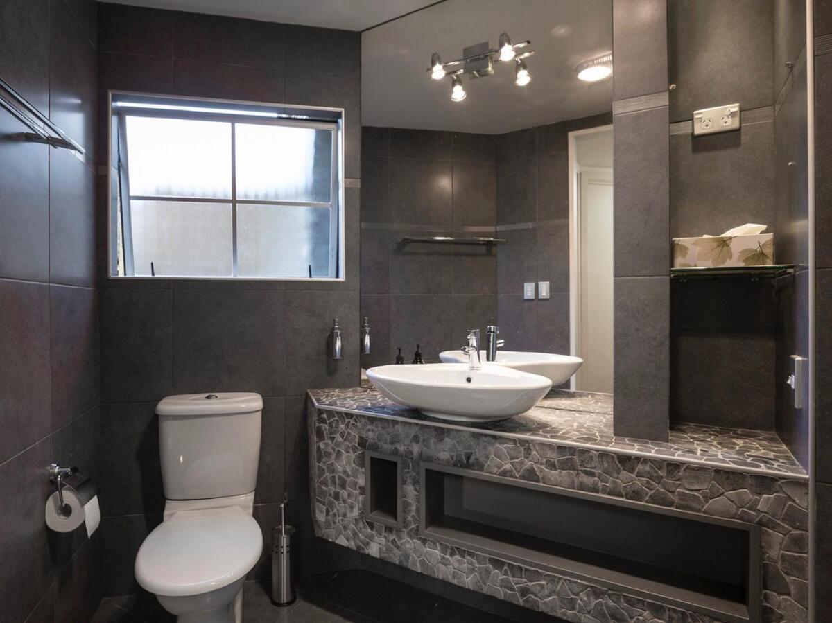 Central Style - 3 Bedroom Townhouse with Lakeview 2