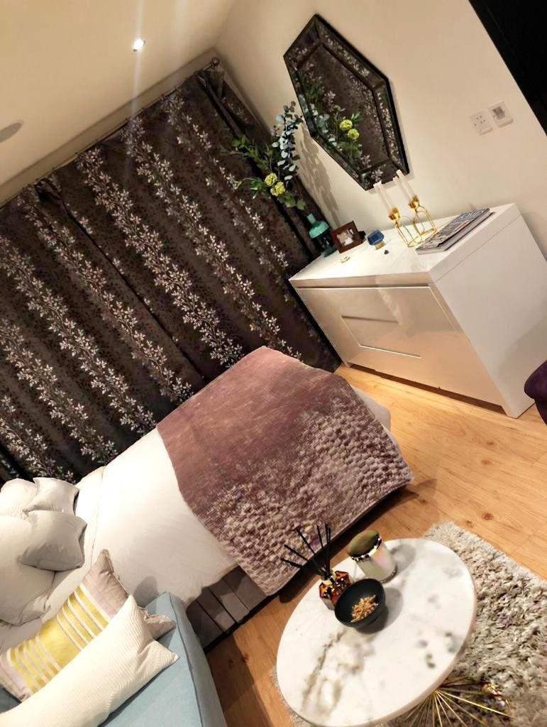 Luxury Chelsea Harbor Studio 1