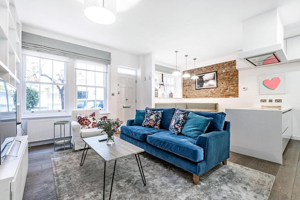 Quiet 2 Bed 2 Bath Mews House South Kensington