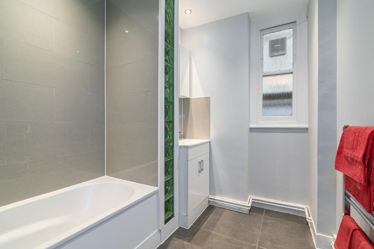 Modern 2-Bed Apartment Near Central London 2