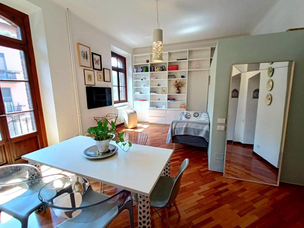 Charming Design Apartment Into Navigli District