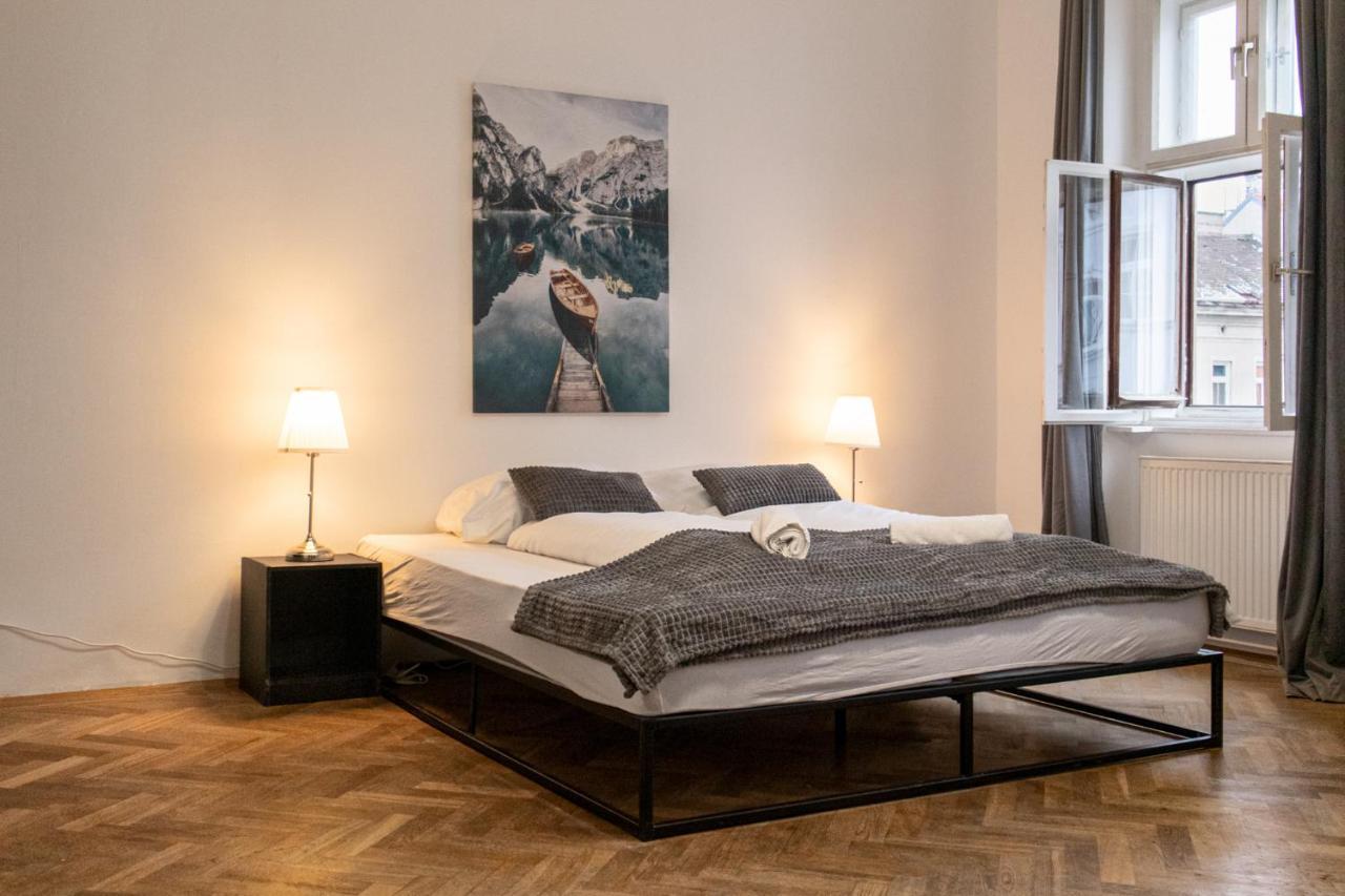 Spacious 3br Apt -Near Wiener Stadthalle Burggassewiener Well Located