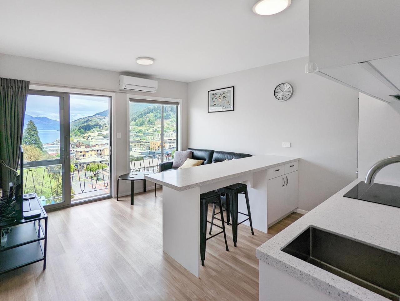 Central Location - 2 Bedroom Aptmt with Lake View