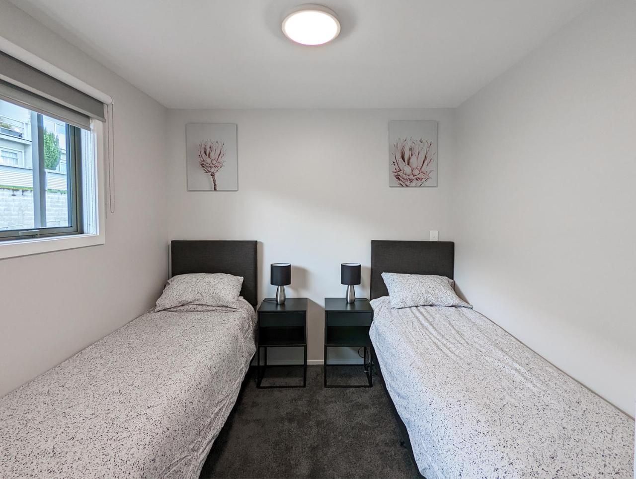 Central Location - 2 Bedroom Aptmt with Lake View 2
