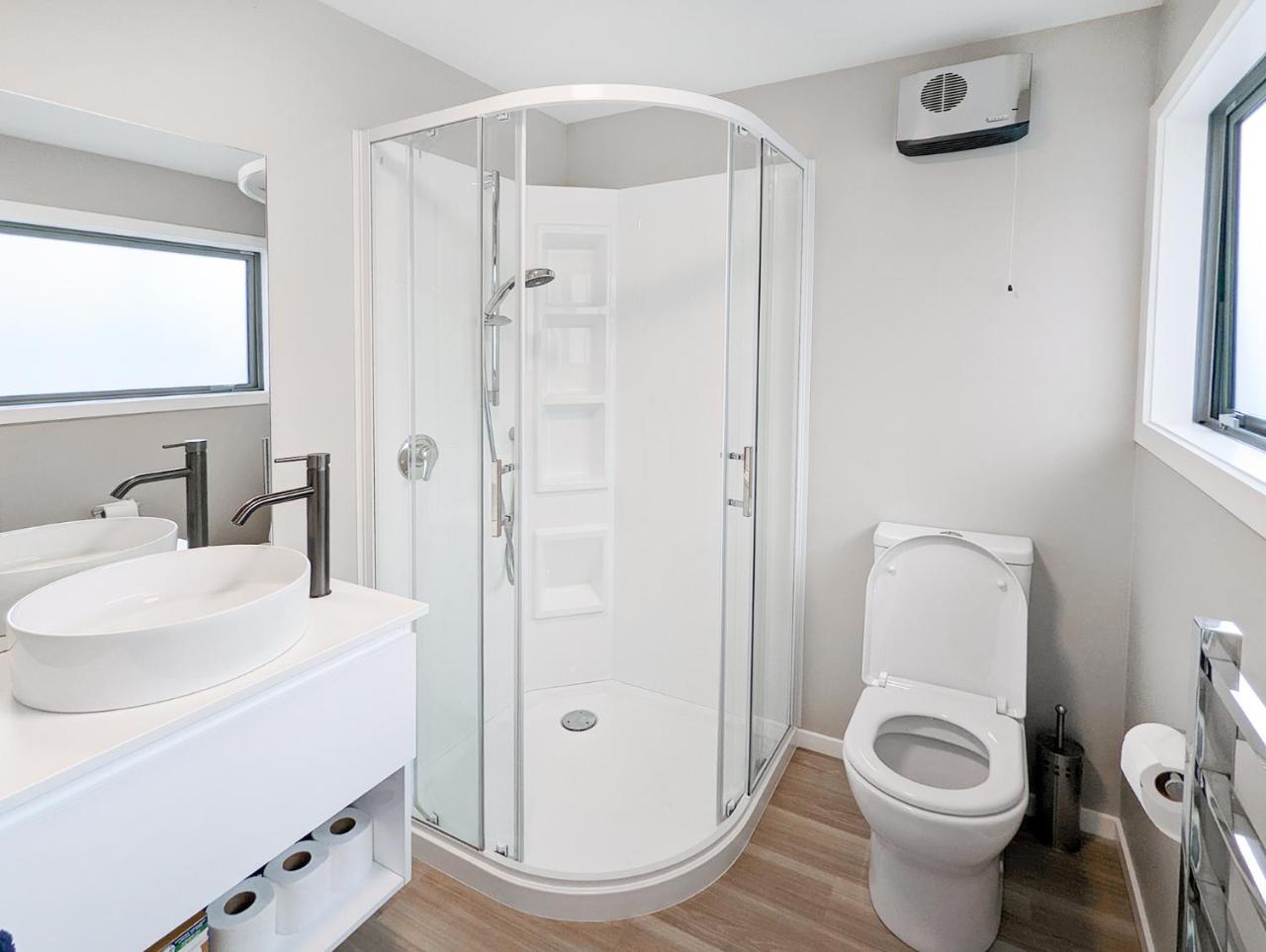 Central Location - 2 Bedroom Aptmt with Lake View 1