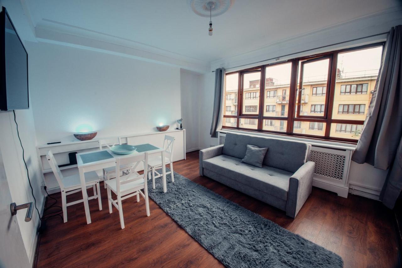 3bdr Kings X Apt for 7 with Balcony And Near Tube