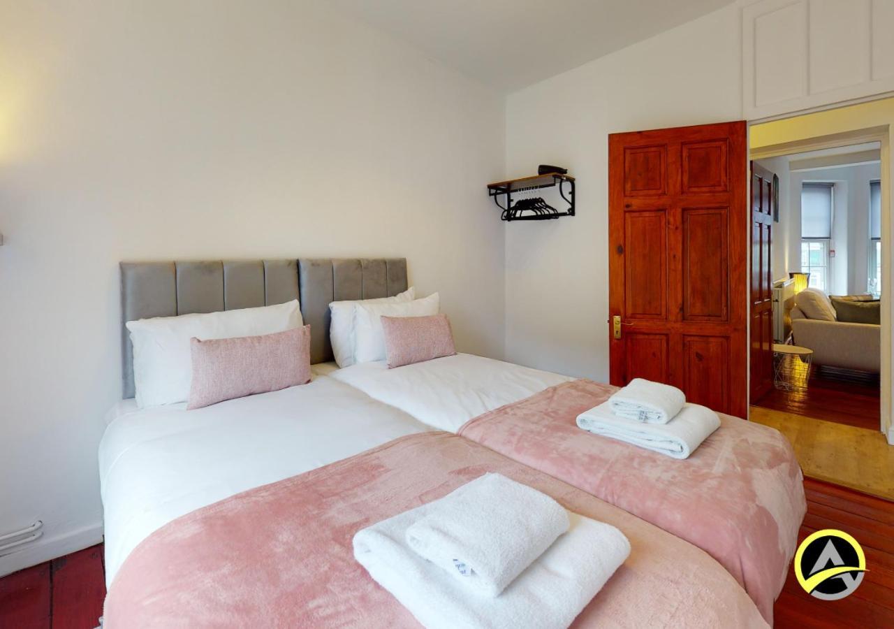 Brixton Hop 3 Double Bedroom Apartment Perfect for Large Groups Or Contractors by Delta Accommodation 2