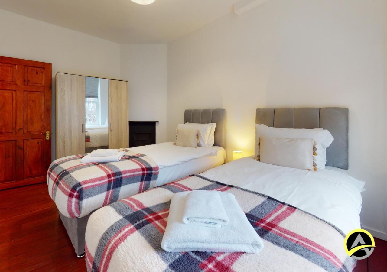Brixton Hop 3 Double Bedroom Apartment Perfect for Large Groups Or Contractors by Delta Accommodation